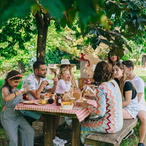 UAT_AdobeStock_486590965_People_picnic