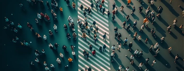 554064173_crowd_of_people_walking