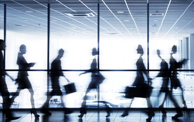 Siluet orang-orang yang sedang berjalan