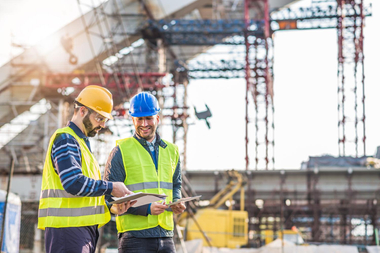 personnel de construction sur place