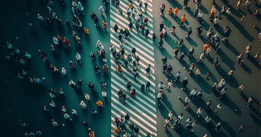 554064173_crowd_of_people_walking