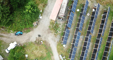 Da’naxda’xw solar-diesel plant