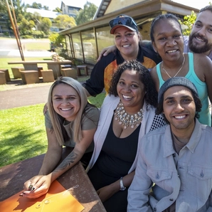 Sekelompok orang di luar ruangan