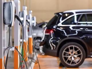 AdobeStock_622565811_Electric-vehicle-charging-stations-in-a-carpark