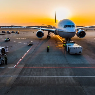 avion à la rampe de l’aéroport