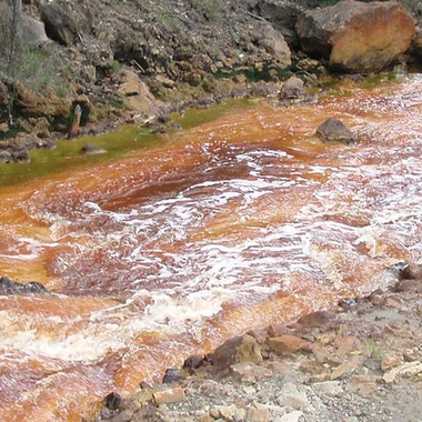 rivière polluée par du minerai de fer