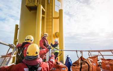 Insinyur mengenakan APD dan alat keselamatan