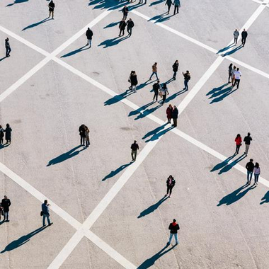 personnes marchant sur la place de la ville