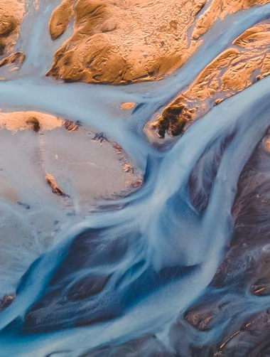 vue aérienne des rivières glaciaires