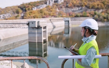 ingénieur dans une centrale hydroélectrique