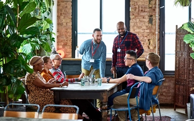 Kelompok karyawan yang beragam dalam sebuah rapat