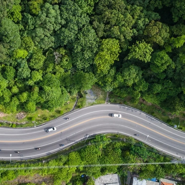 Vue aérienne de l’autoroute et des voitures